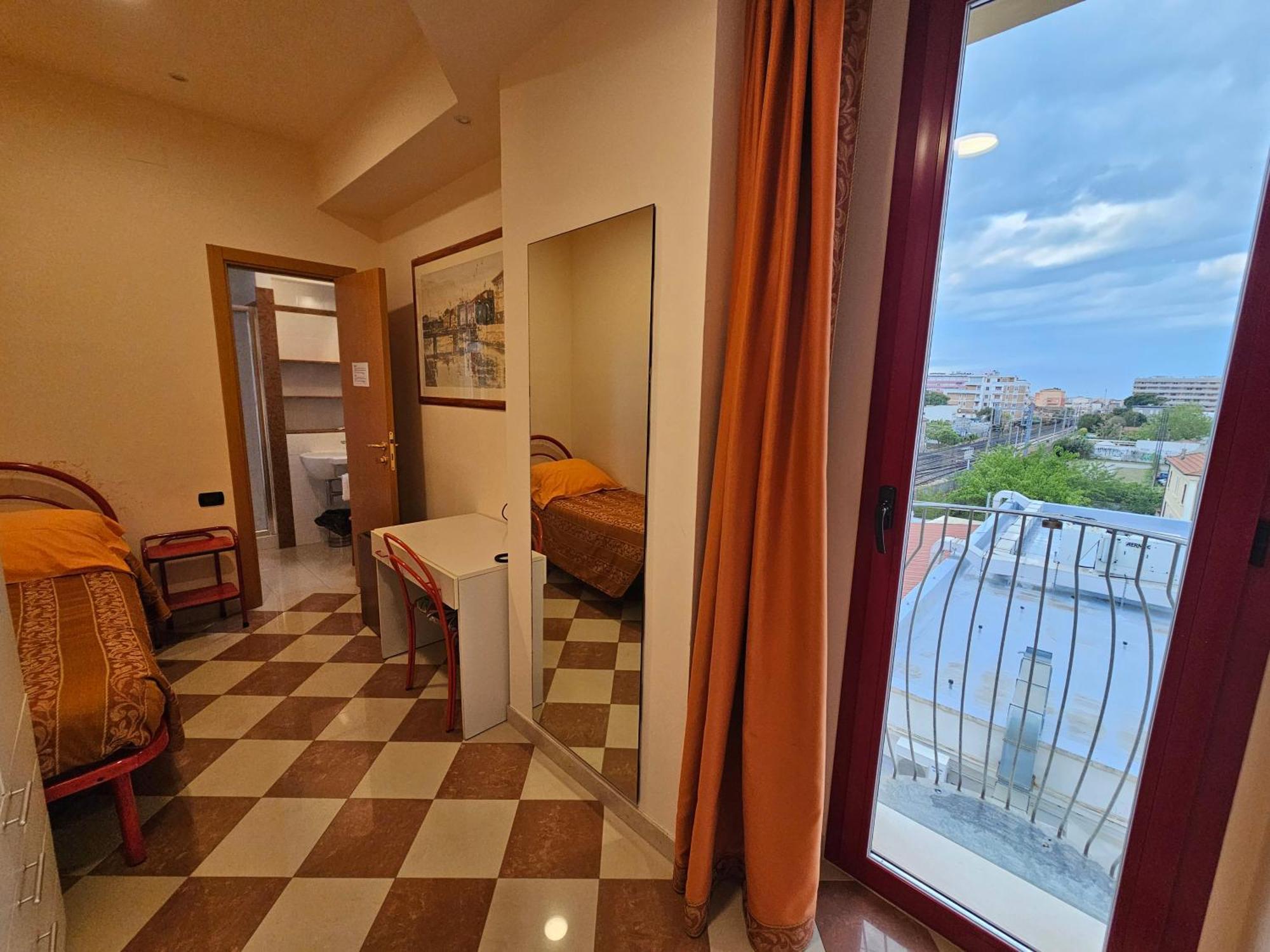 Hotel Fiorella Сенигаллия Экстерьер фото