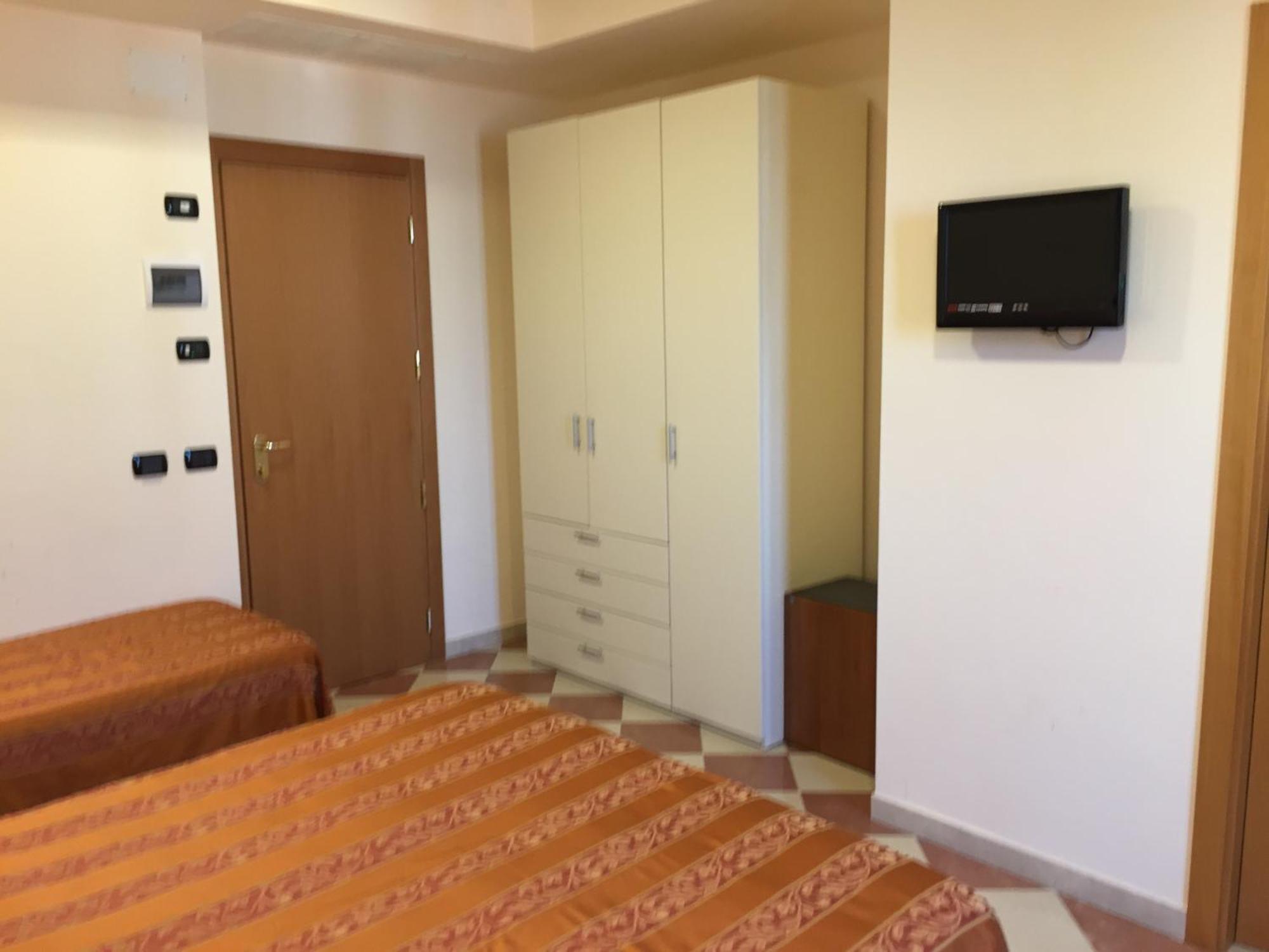 Hotel Fiorella Сенигаллия Номер фото
