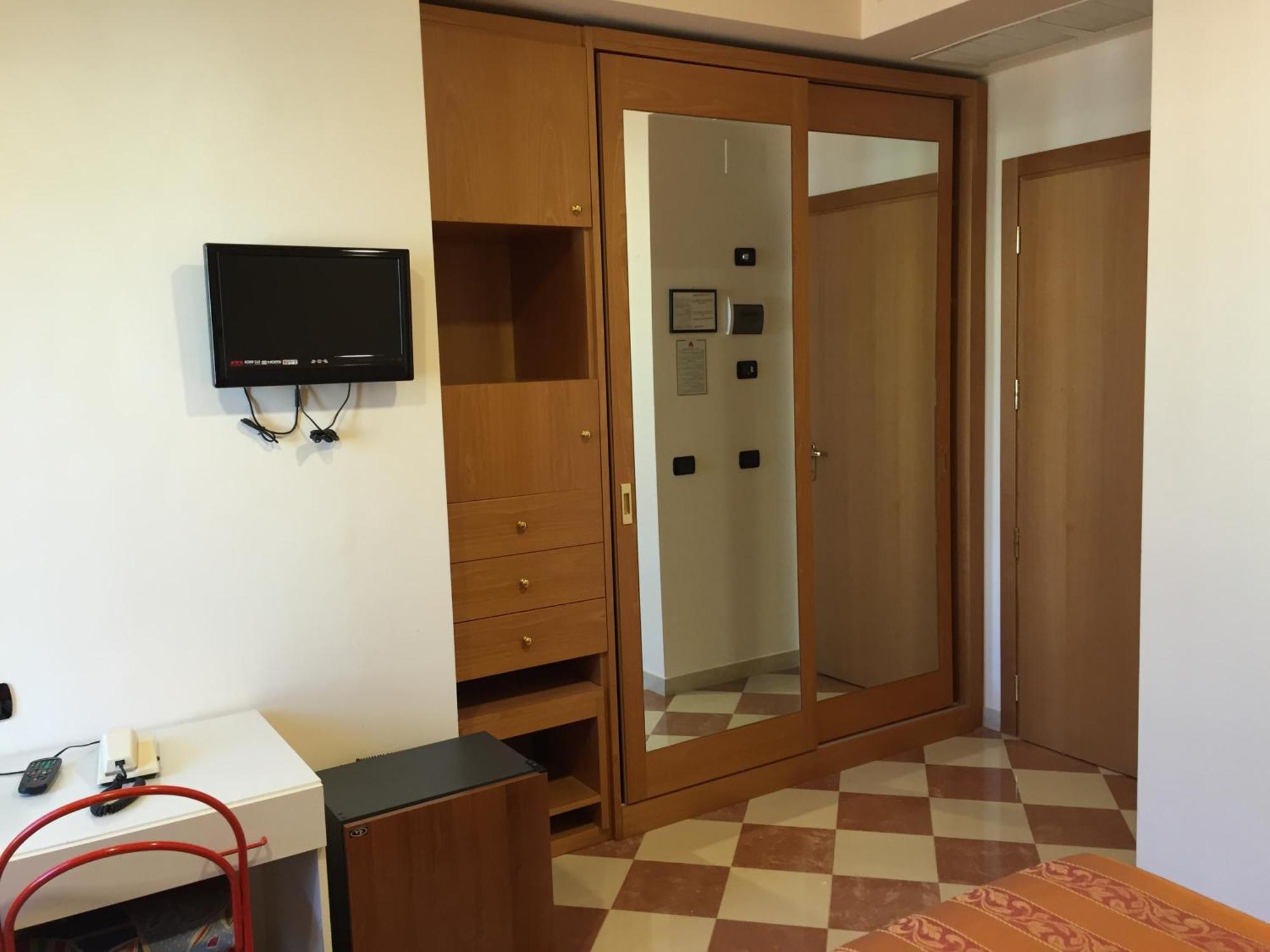 Hotel Fiorella Сенигаллия Номер фото