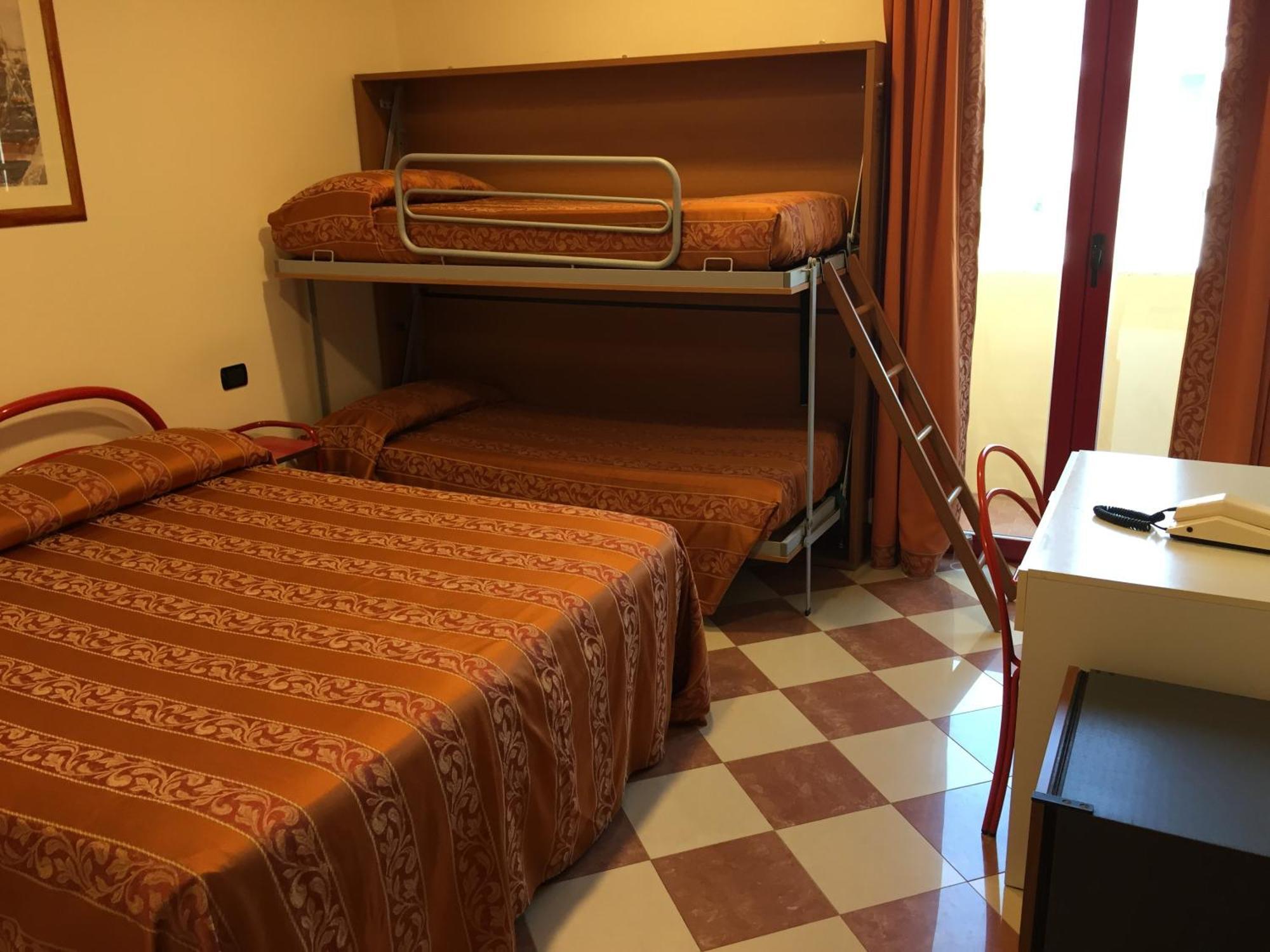 Hotel Fiorella Сенигаллия Номер фото