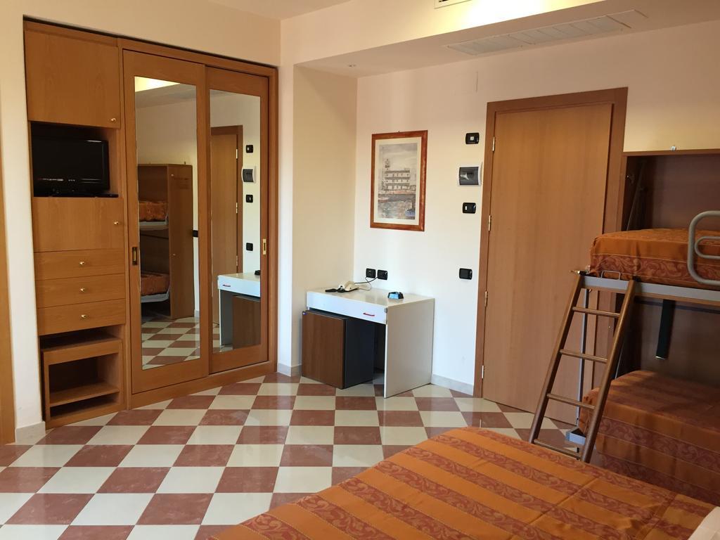Hotel Fiorella Сенигаллия Номер фото